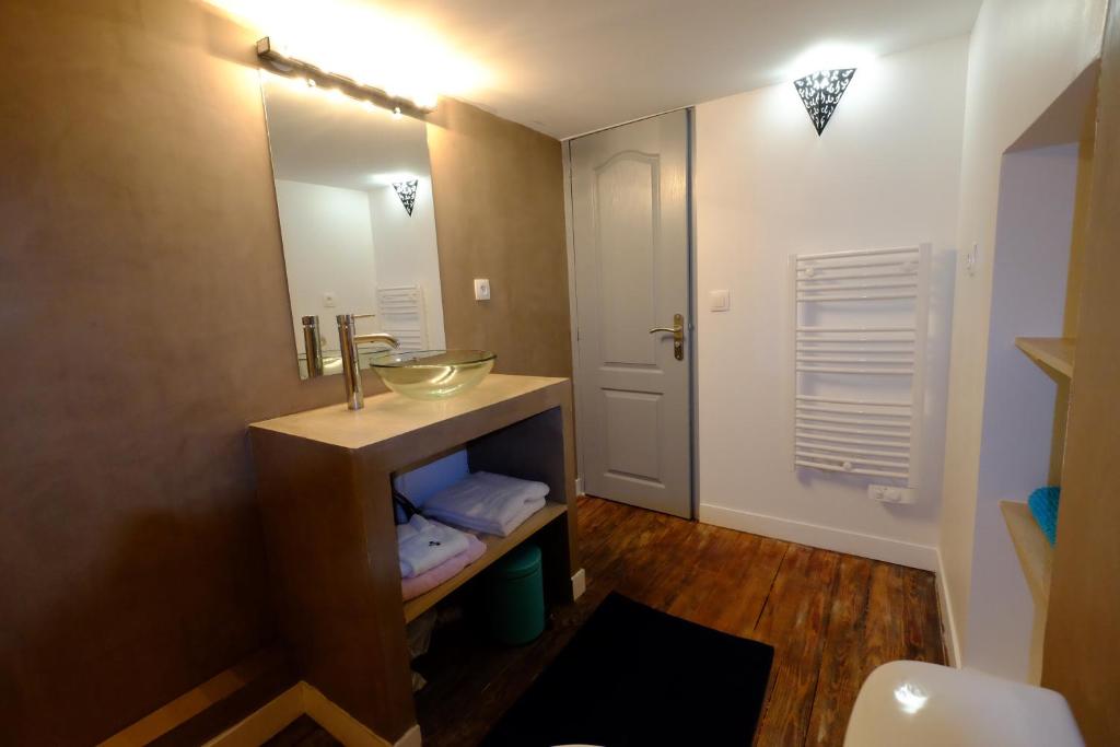 a bathroom with a sink and a mirror at Appartement Bordeaux Victoire in Bordeaux