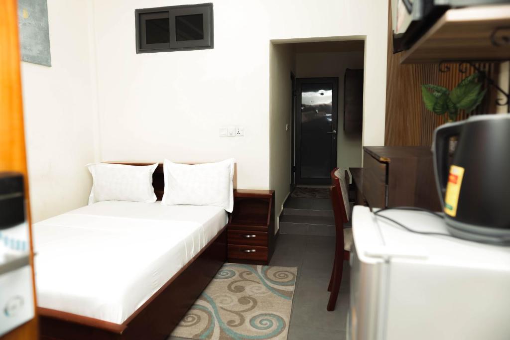 a small bedroom with a bed and a television at Christianborg in Trofwi