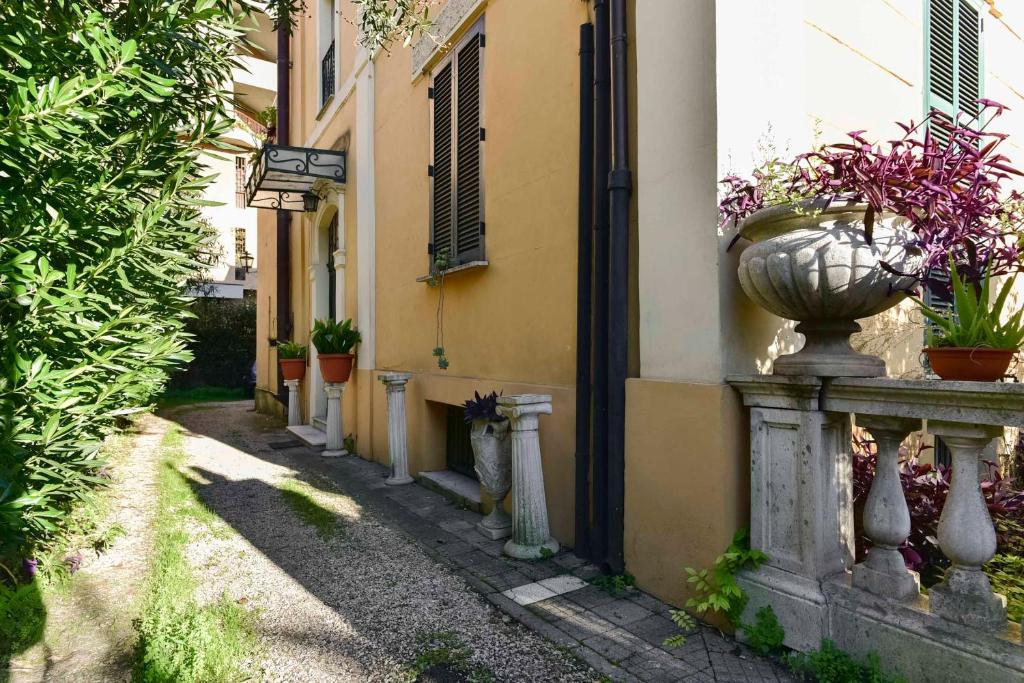 ローマにあるMaru Apartmentの鉢植えの小路
