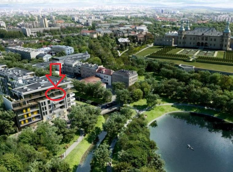 Apartament na Solnej z widokiem في كيلسي: مبنى دائري احمر على السطح بجانب بحيرة