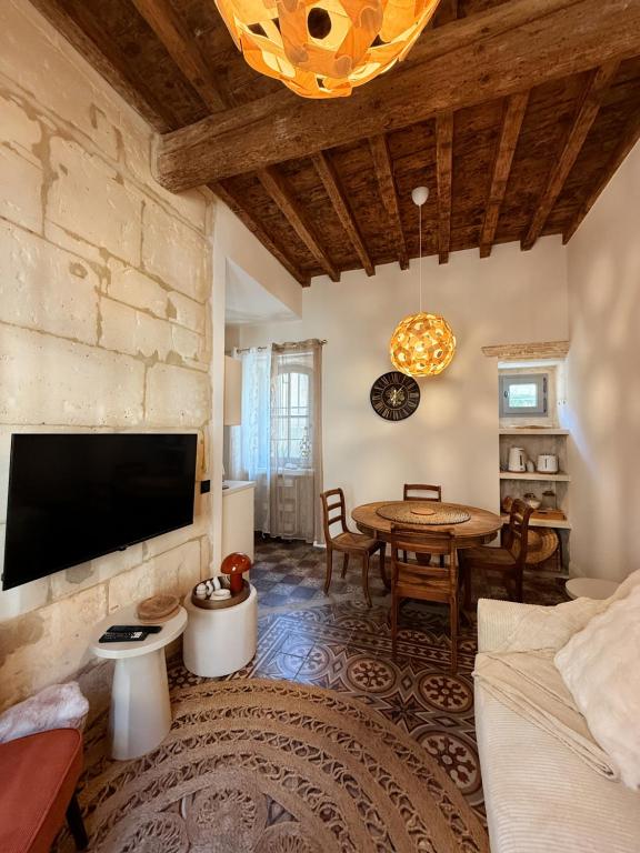 a living room with a couch and a table at Le Voisin des Arènes in Arles