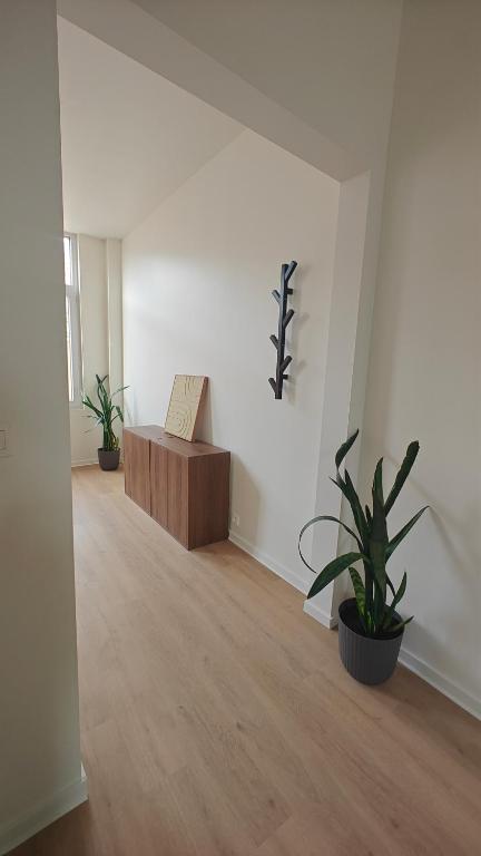 a living room with a bench and a plant at BnB 26 in Blankenberge