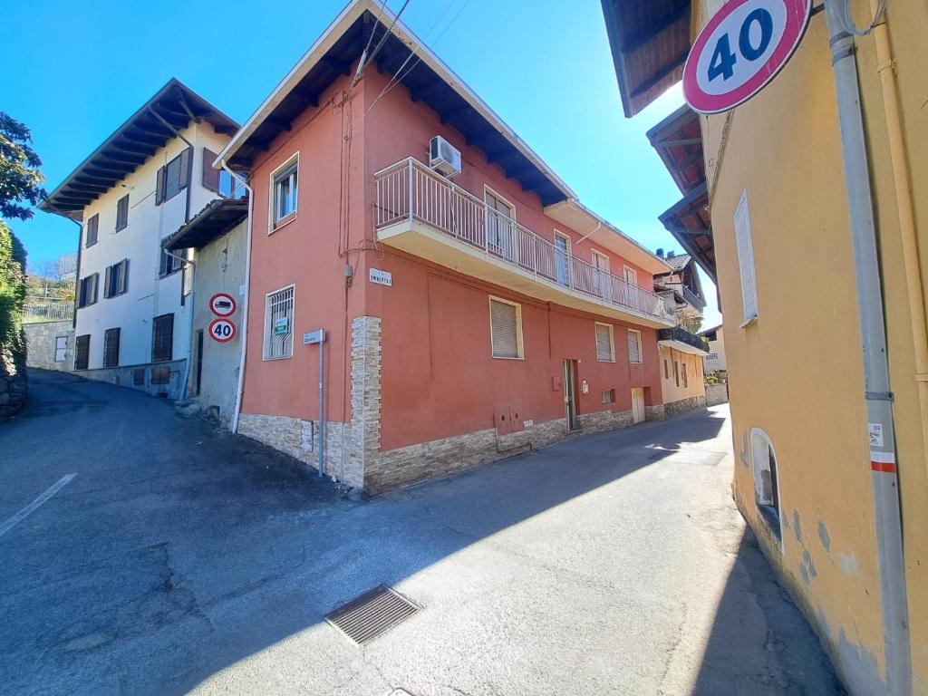 a red building on the side of a street at Casa Vacanza ANNA in Viverone