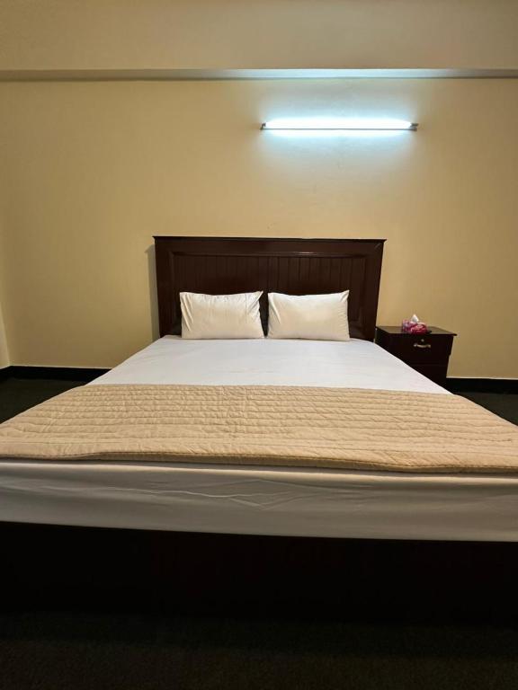 Sina Lodges and Guest house - Chambre Double Avec Balcon (2 Adultes + 1 Enfant)
