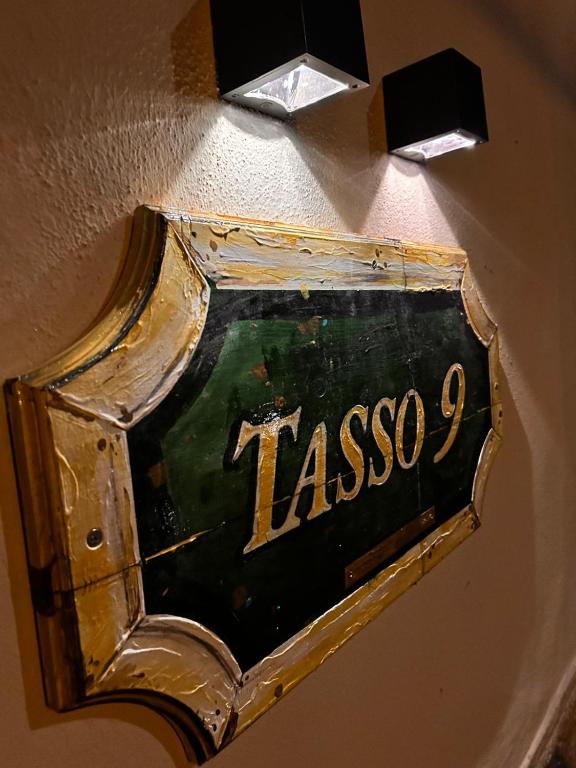 ein Schild an einer Wand mit der Aufschrift Lasoco in der Unterkunft Tasso9 in Boccheggiano