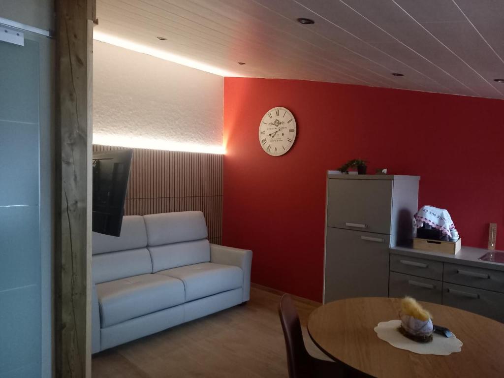 ein Wohnzimmer mit einem weißen Sofa und einem Tisch in der Unterkunft Ostivigne in Ath
