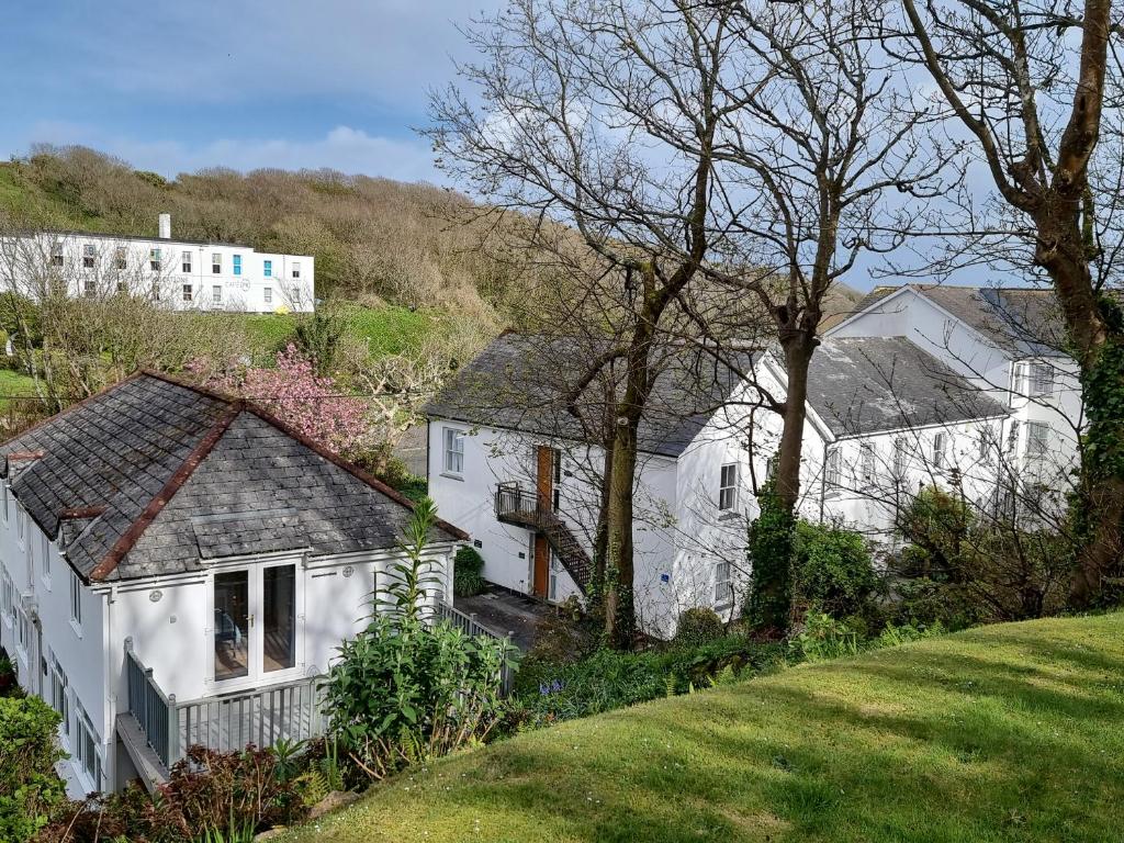 a group of white houses on a hill at Tater-Du in Porthcurno