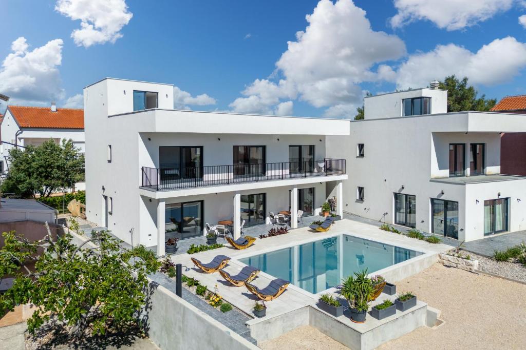 Villa Claudio with Private Pool - Happy Rentals