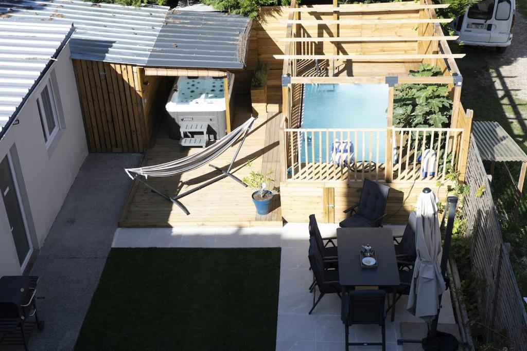 an overhead view of a deck with a swimming pool at Garden Spa in Caudebec-lès-Elbeuf