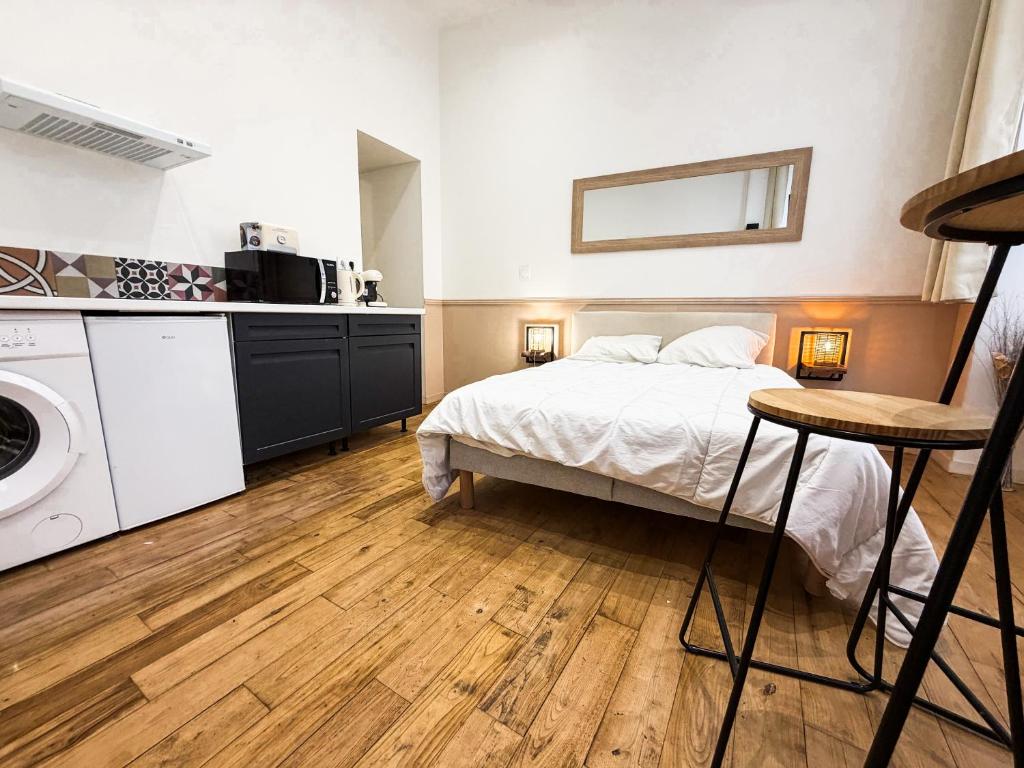 a bedroom with a bed and a washer and dryer at Studio Riom - Proche gare SNCF in Riom