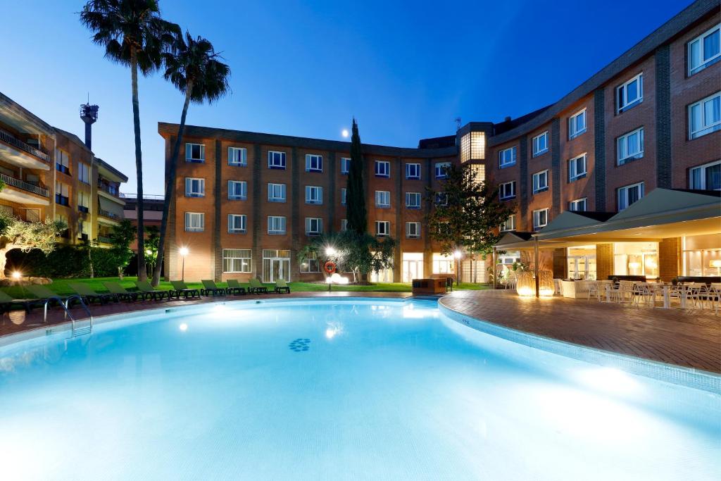 a large swimming pool in front of a building at Hotel SB Corona Tortosa in Tortosa