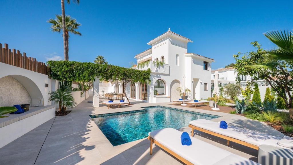 VACATION MARBELLA I Villa Lumea, Luxury Villa, Private Heated Pool, Andalusian Charm Oasis, Walking Distance to Puerto Banus and Beaches