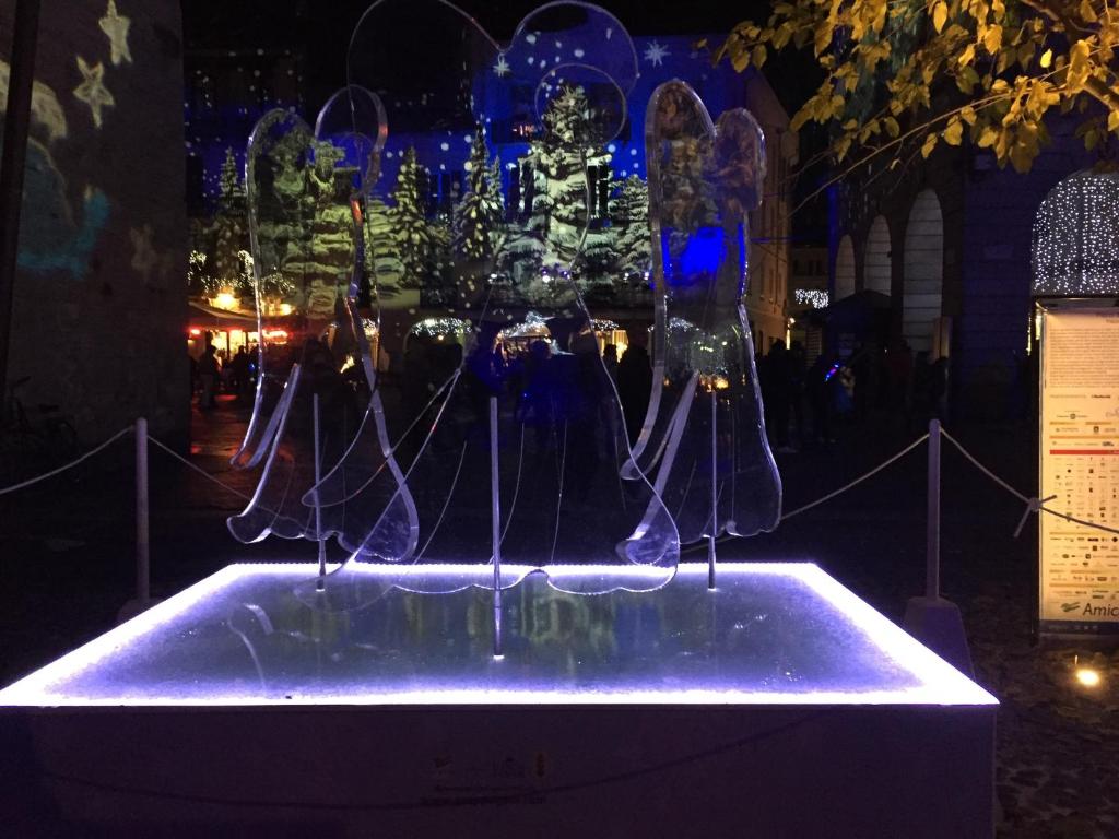 a light art installation in a city at night at Como Luxury Rooms in Como