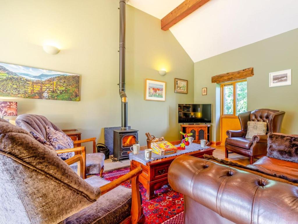 a living room with a couch and a fireplace at 3 Bed in Appleby-in-westmorland oc-93200 in Colby