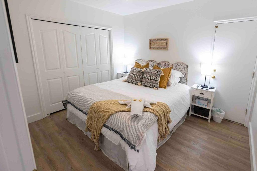 a bedroom with a bed with a teddy bear on it at Maple Canyon w/Kitchen&wash+dry in Mount Pleasant