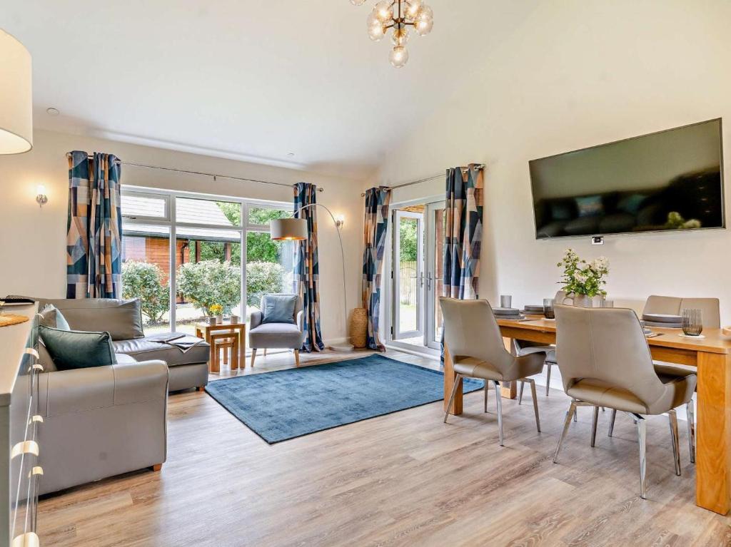 a living room with a table and chairs at 2 Bed in Swansea oc-91724 in Killay