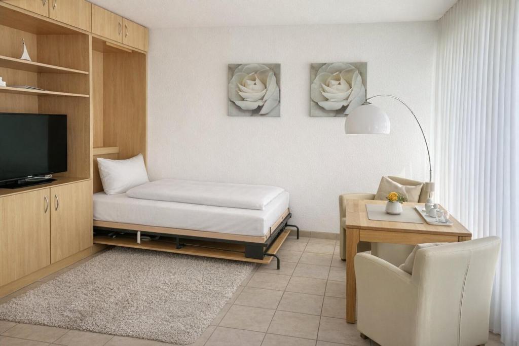 a living room with a couch and a table and a television at Alte Teestube Alte Teestube 14 in Norderney
