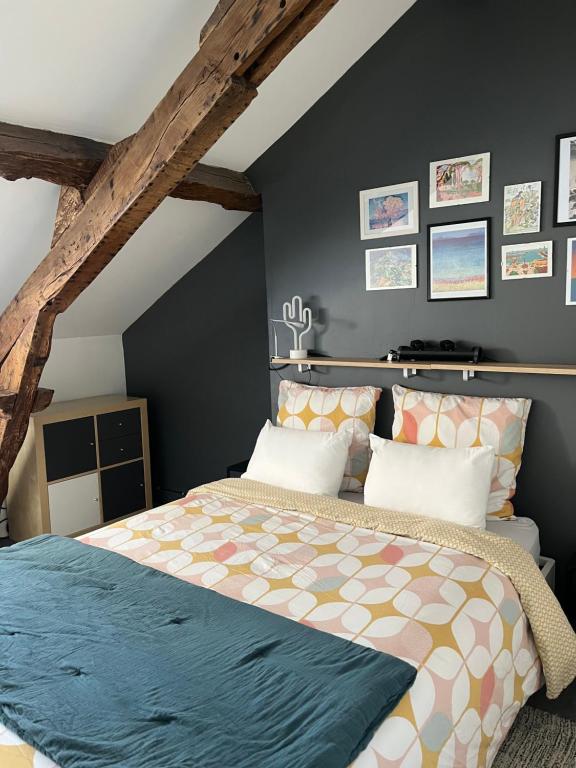 a bedroom with a large bed in a room at Duplex de charme en centre ville avec terrasse in Brive-la-Gaillarde