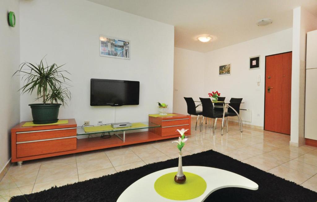 Televízia a/alebo spoločenská miestnosť v ubytovaní Apartments Beverly