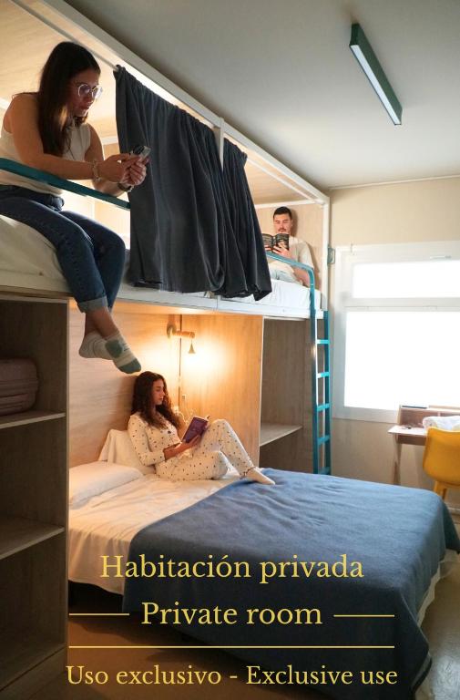 Llit o llits en una habitació de Lemon Hostel Altea habitaciones privadas y compartidas