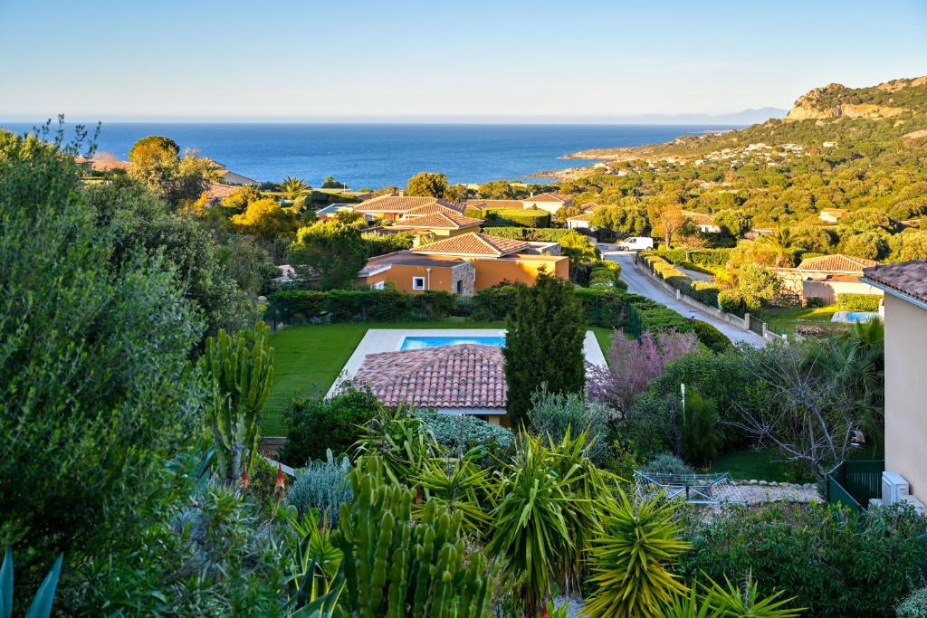 an aerial view of a house with a garden at Super appartement à lumio in Lumio