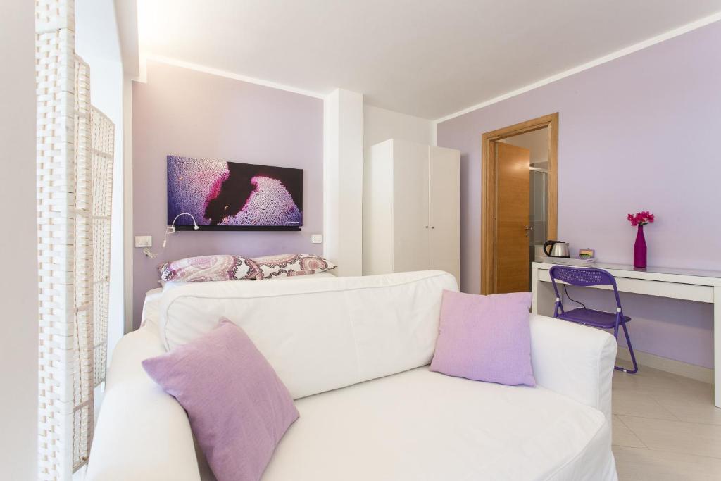 A television and/or entertainment centre at Mondello Suites FLH - Gorgonia
