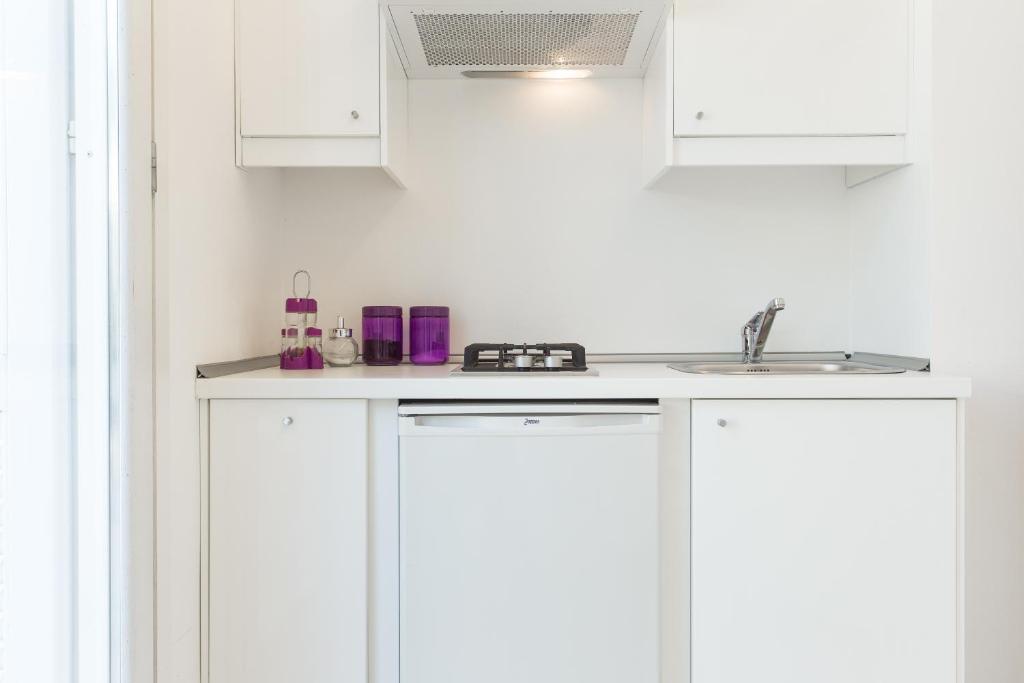A kitchen or kitchenette at Mondello Suites FLH - Gorgonia