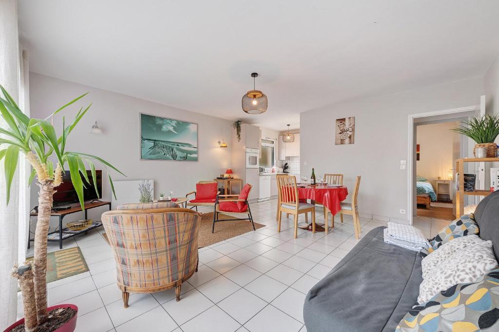 a living room with a couch and a table at Joli appartement quartier artistes in Camaret-sur-Mer