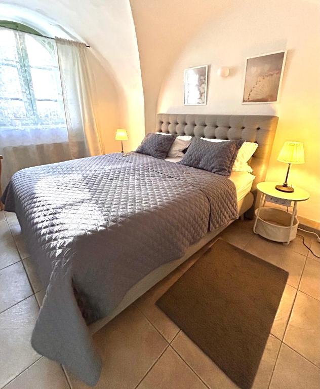 a bedroom with a large bed and a window at Ferienwohnung Paulick I Zentrales Altstadt Apartment I Garten Terrasse Grill I 2 Schlafzimmer in Bautzen