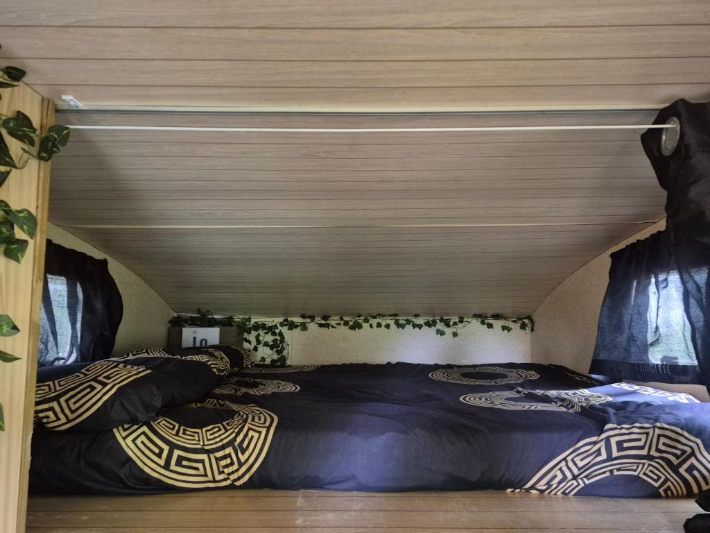 a couple of beds in a room at L insolite in Maxent