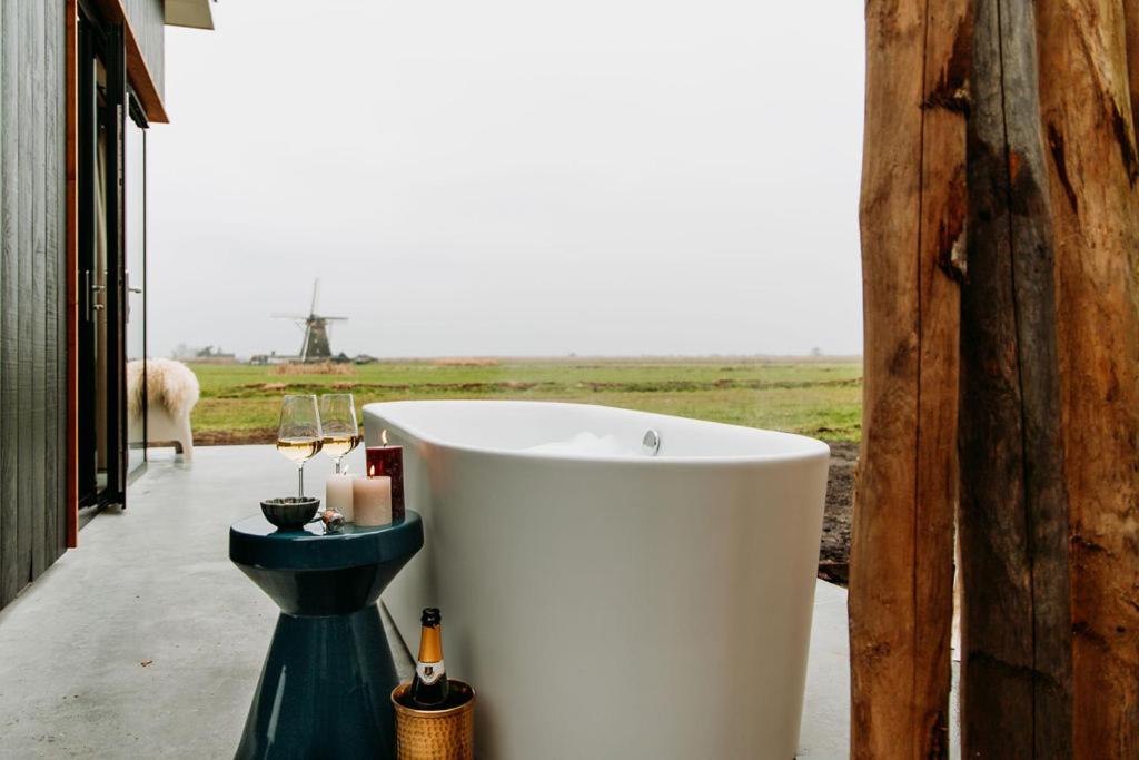 a bath tub sitting on the side of a building at Polderlodge de Ontmoeting in Goudriaan