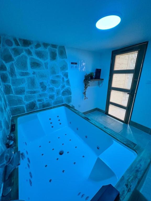 a room with a blue ceiling and a table at Cocon détente & Jacuzzi(Balnéo) in Dieppe