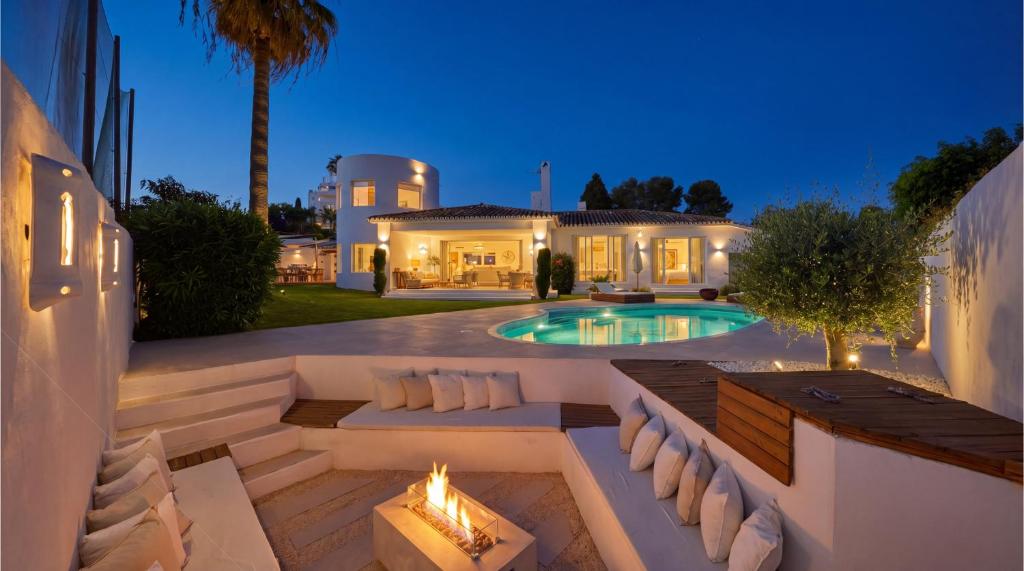 VACATION MARBELLA I Villa Moss, Ibiza-Style Villa, Golf-front, Swimming-pool, Biohacking, Sauna, Fire-Pit Lounge, 7Min from Puerto Banus