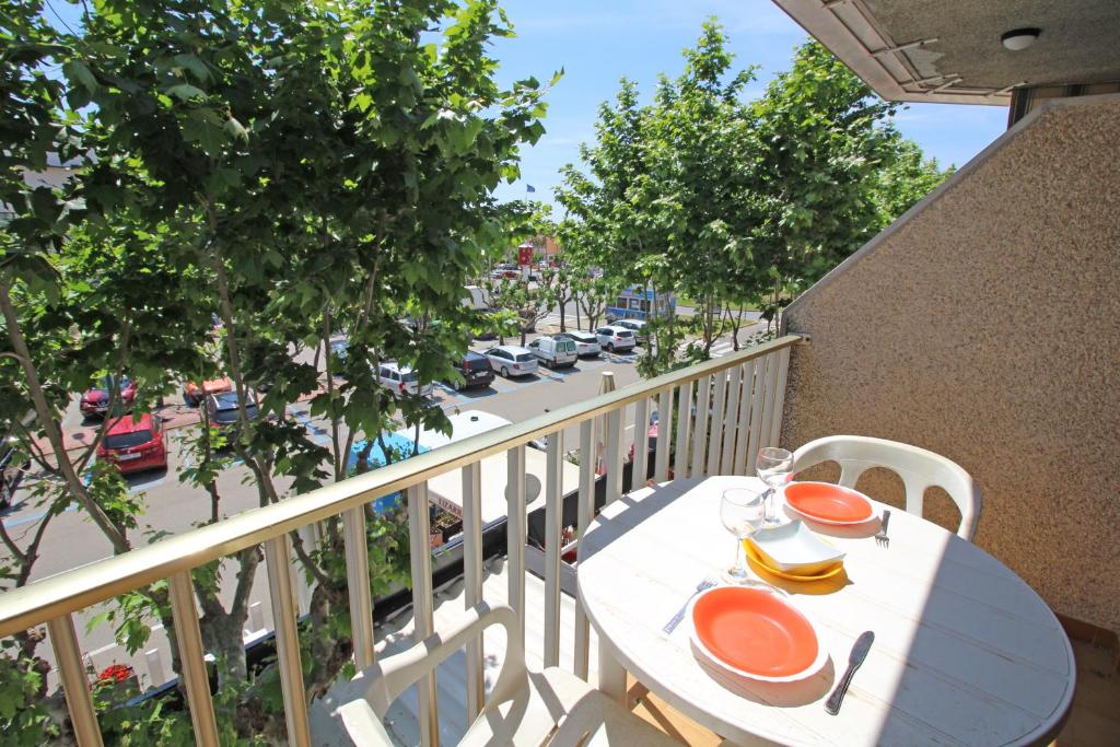a table on a balcony with a view of a street at Basic Comfort Studio Poblat tipic 0167 in Empuriabrava