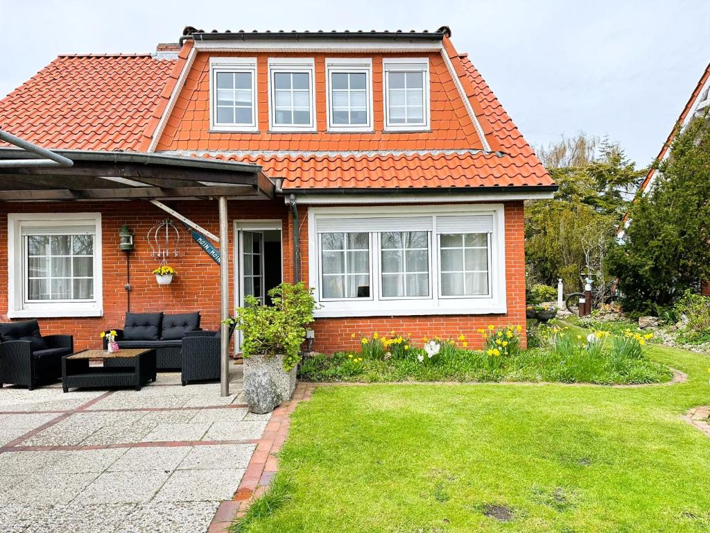 a red brick house with an orange roof at ANKERHUUS Norddeich in Norddeich