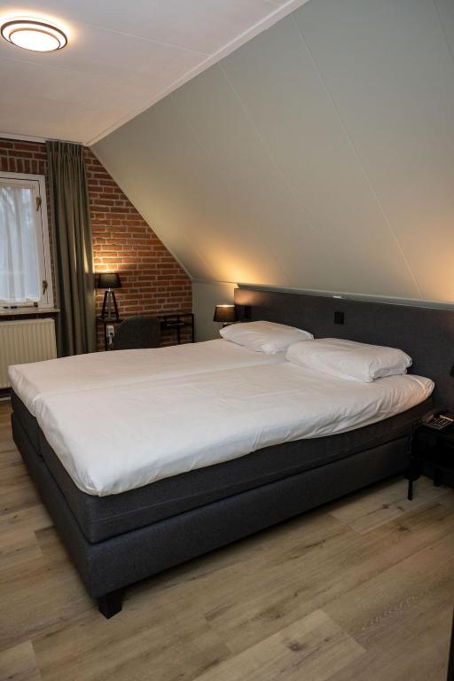 เตียงในห้องที่ Hotel Hof van Twente