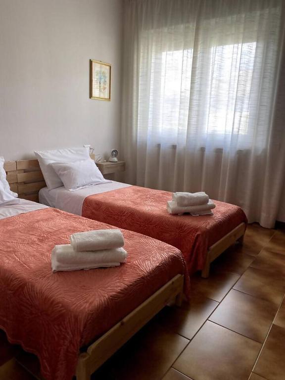two beds with towels on top of them in a room at Wellness in Malpensa - (check in entro le 22) in Samarate