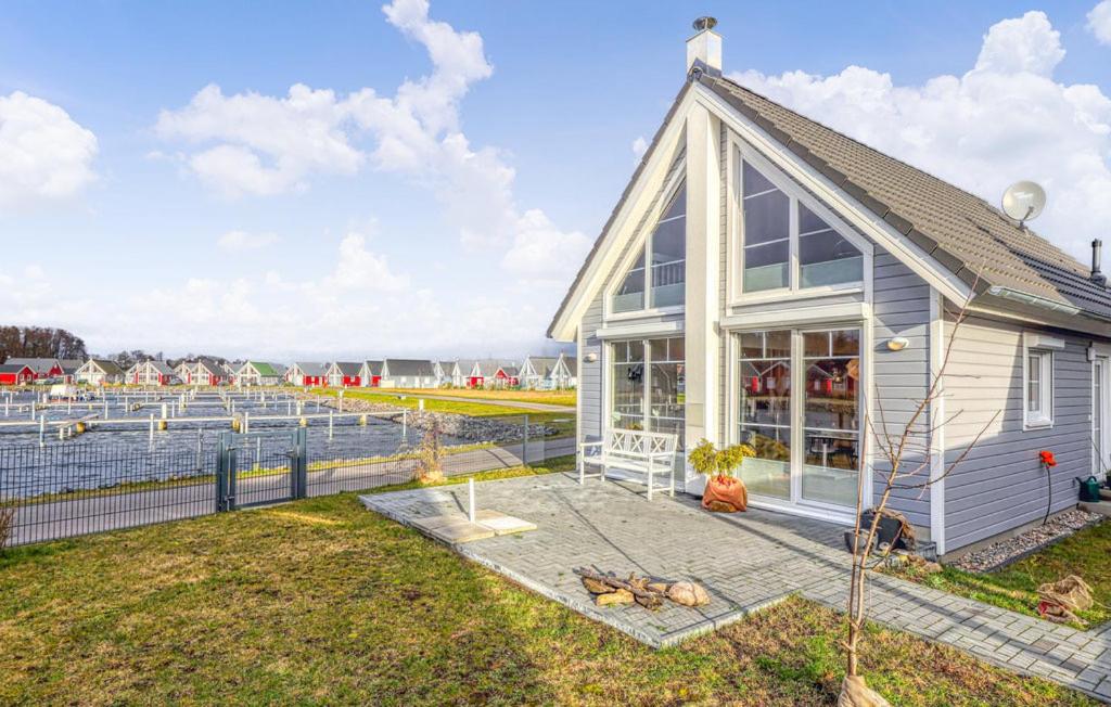 a home with a view of the ocean at Hafenhaus Zerpenschleuse in Wandlitz