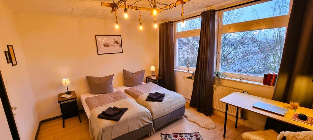a bedroom with a bed and a desk and a window at Elite-Apartment am Hauptbahnhof Celle mit Küche,Privat-Parkplatz,Waschmaschine und 5G WLAN für 6 Personen in Celle