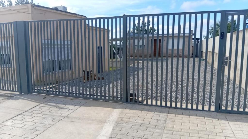 a metal gate with two cats inside of it at Casita de Florida 2 in Florida