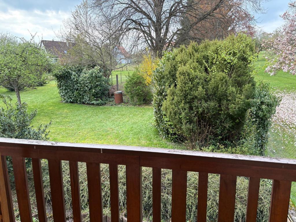 a view of a garden from a wooden deck at Appartement à l'ange in Climbach
