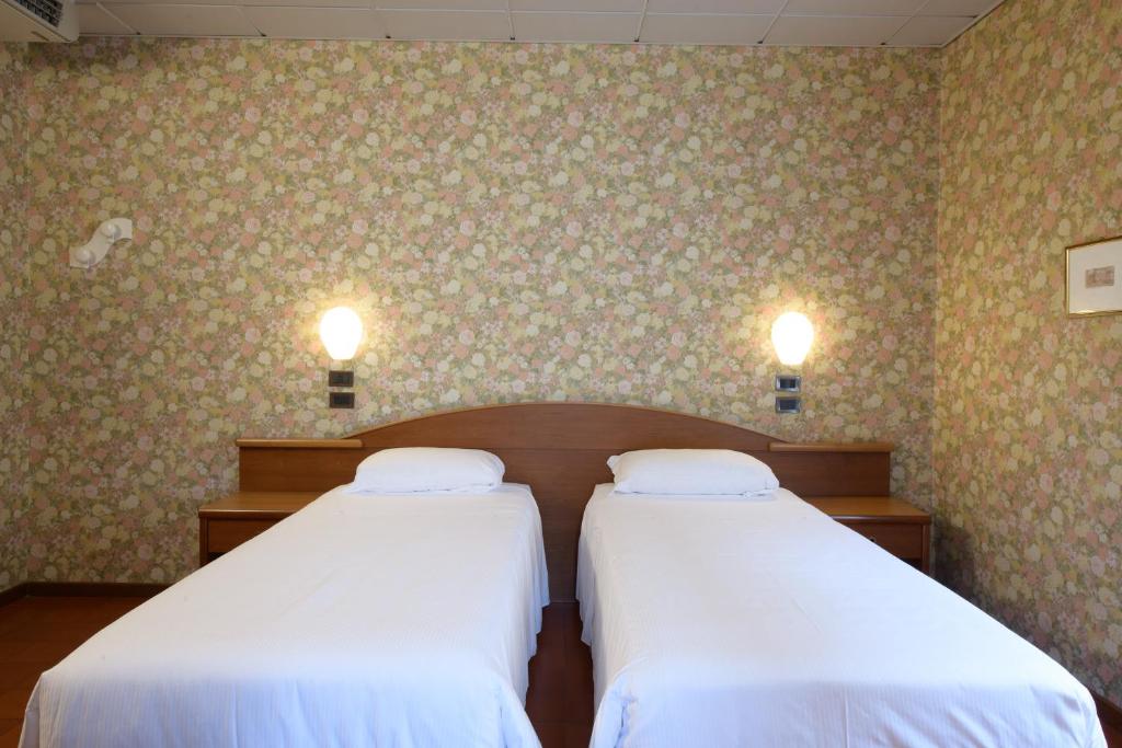 Hotel Button - Klassieke Tweepersoonskamer Met 2 Aparte Bedden