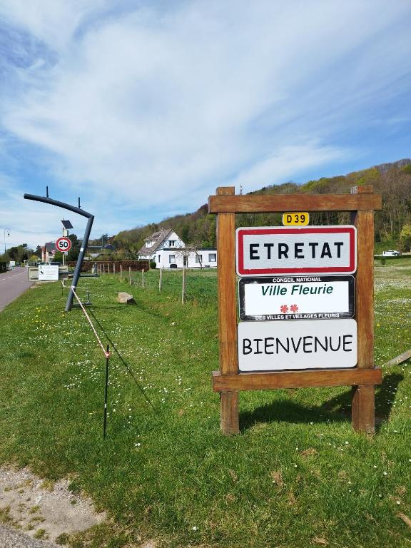 a sign on the side of a road at Studio de Vincent in Bordeaux-Saint-Clair