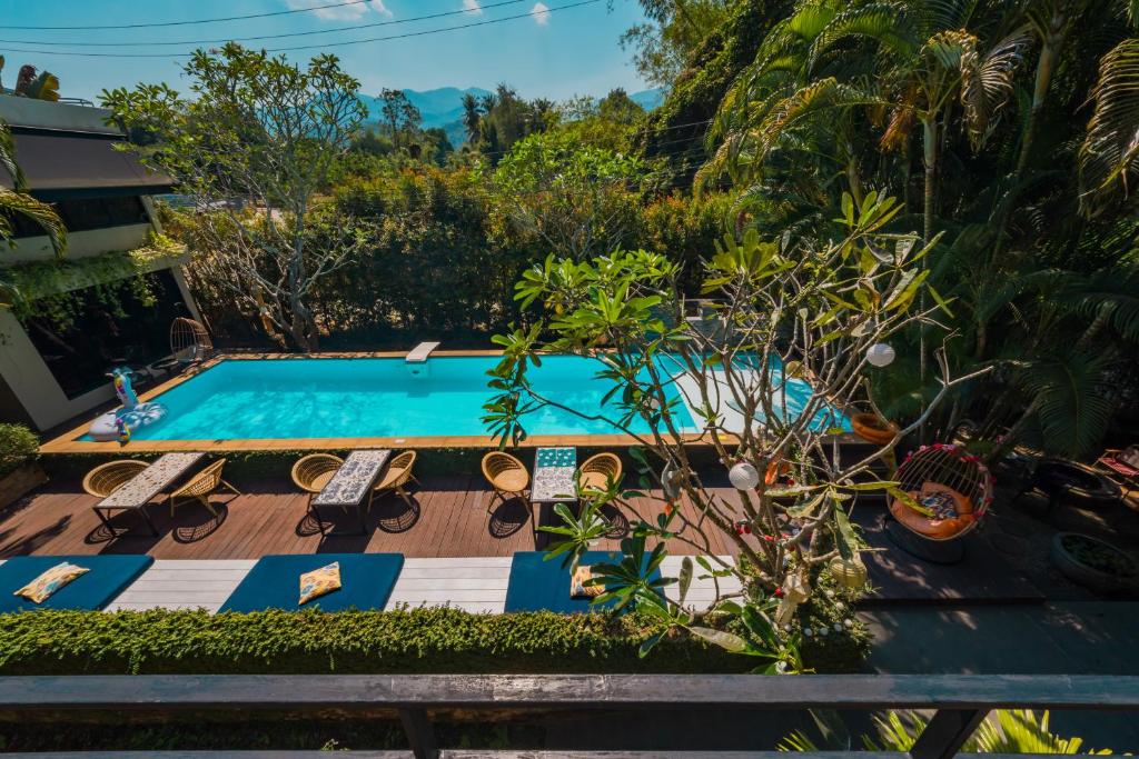 an overhead view of a swimming pool in a garden at cooldowns resort maerim chiangmai in Ban Thung Pong
