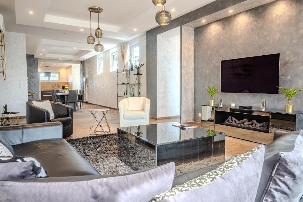 a living room with a couch and a fireplace at GT Loft - Haut de Gamme - Parking Gratuit - Moderne & Spacieux - Commerces à Proximité in Bischheim