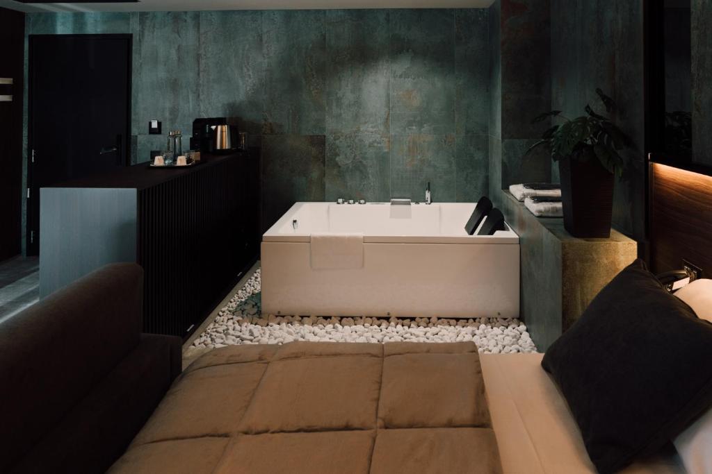 a bathroom with a bath tub in a room at Hotel PALAZZO PEPE & JACUZZI in Naples
