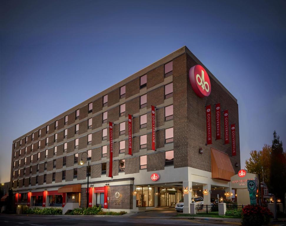 a hotel building with a krispy kreme sign on it at Hôtels Gouverneur Trois-Rivières in Trois-Rivières