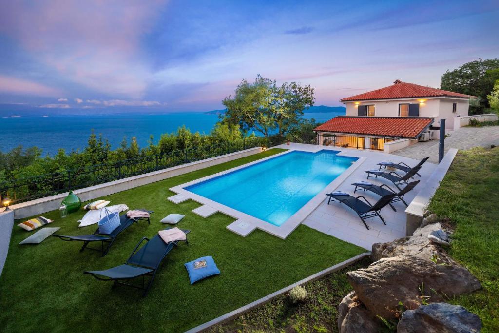 an image of a swimming pool in a backyard at Villa Alba Moscenicka Draga in Mošćenice