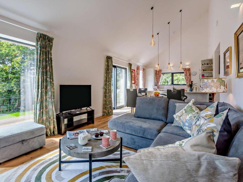 a living room with a blue couch and a tv at 1 Bed in Isle Of Skye oc-96201 in Glendale