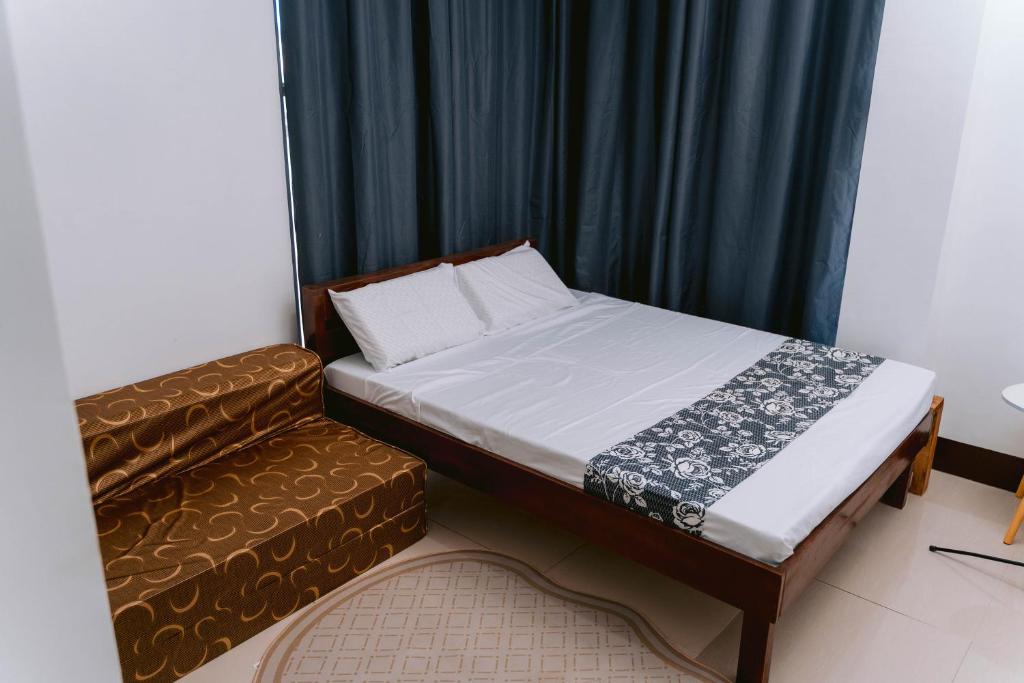a bed and a chair in a room at Stop-N-Stay Inn in Valencia